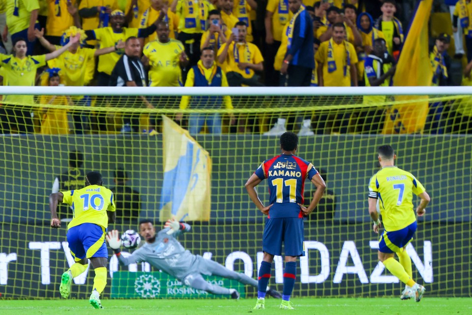 You are currently viewing Cristiano Ronaldo sent three-word message by ex-Man United teammate after netting landmark strike in Al Nassr win