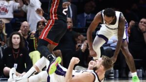 Read more about the article Watch Domantas Sabonis’ putback game-winner lifting Kings past Heat