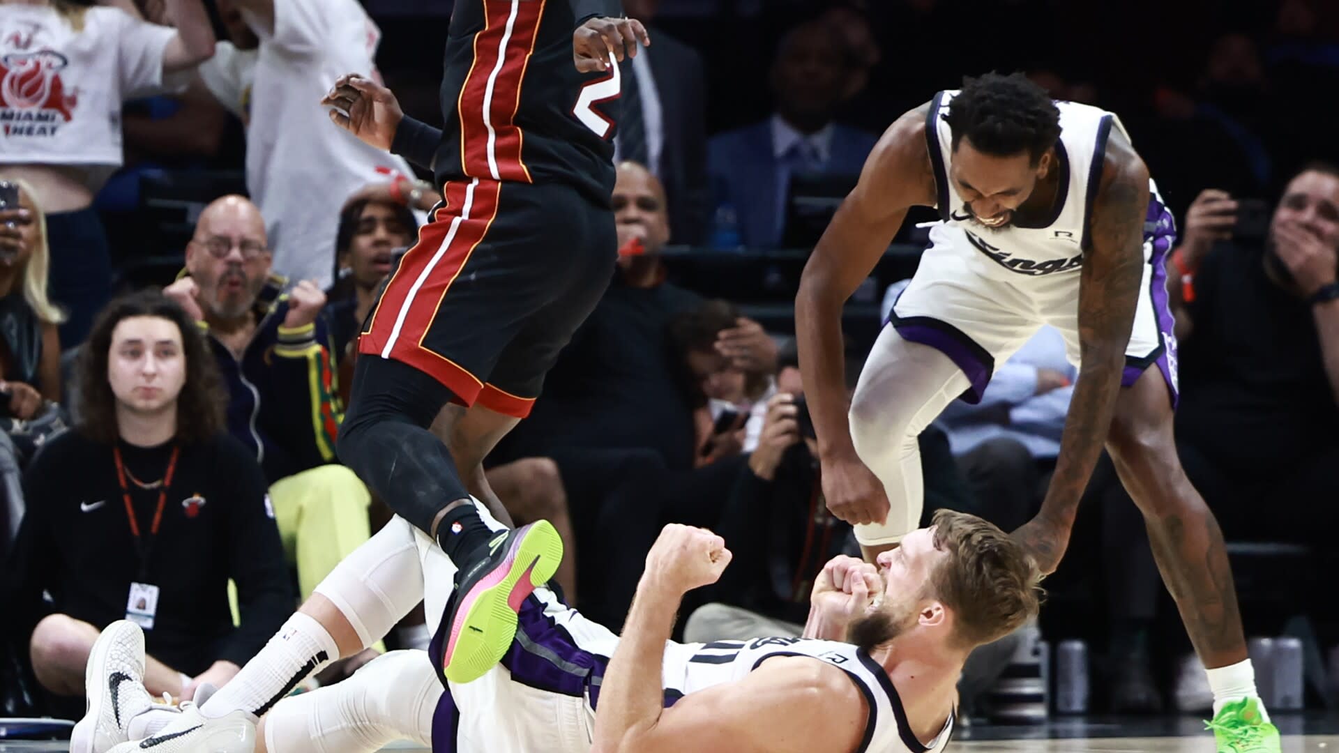 You are currently viewing Watch Domantas Sabonis’ putback game-winner lifting Kings past Heat