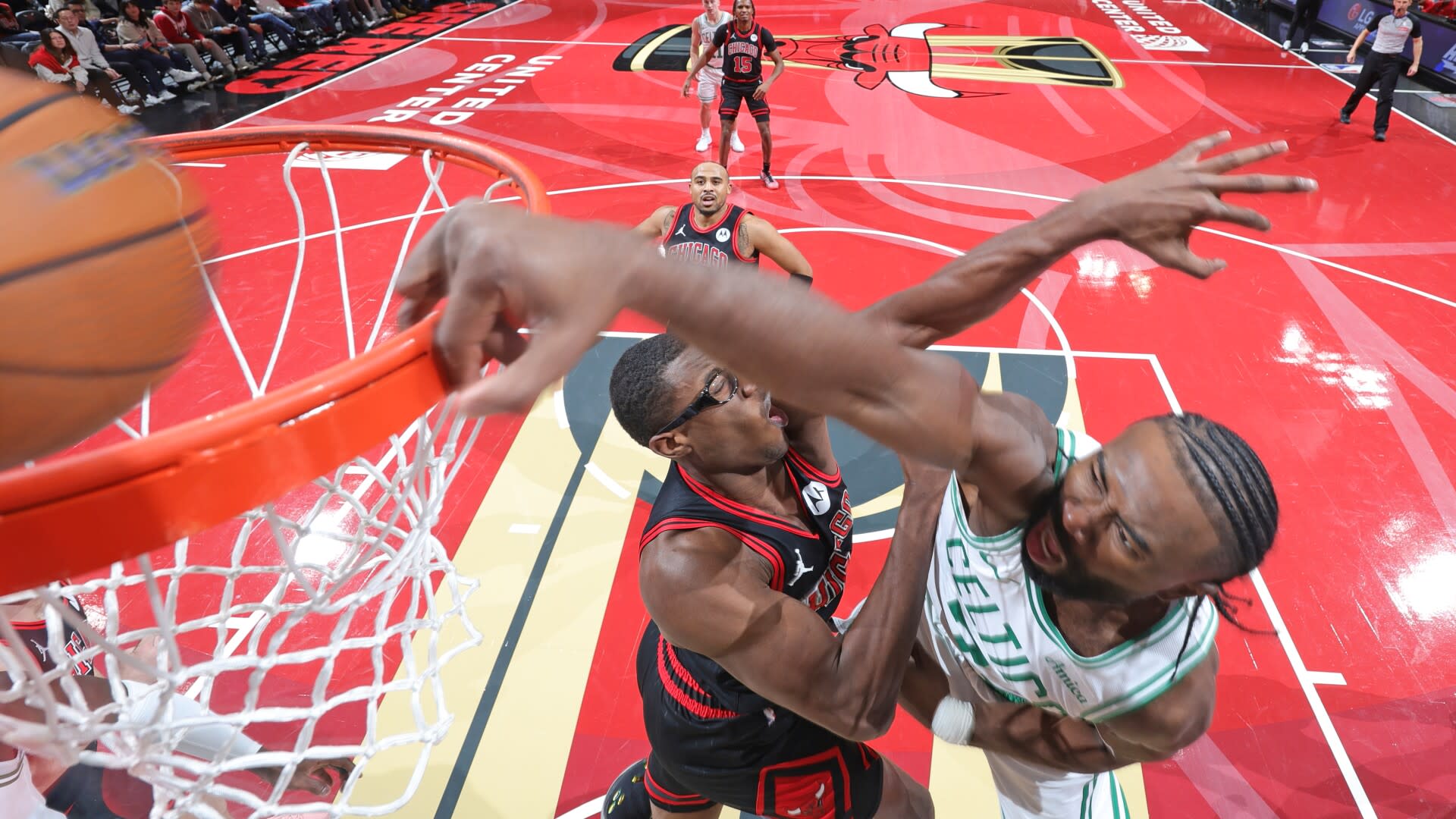 You are currently viewing Watch Jaylen Brown put Bulls’ Jalen Smith in poster with monster dunk