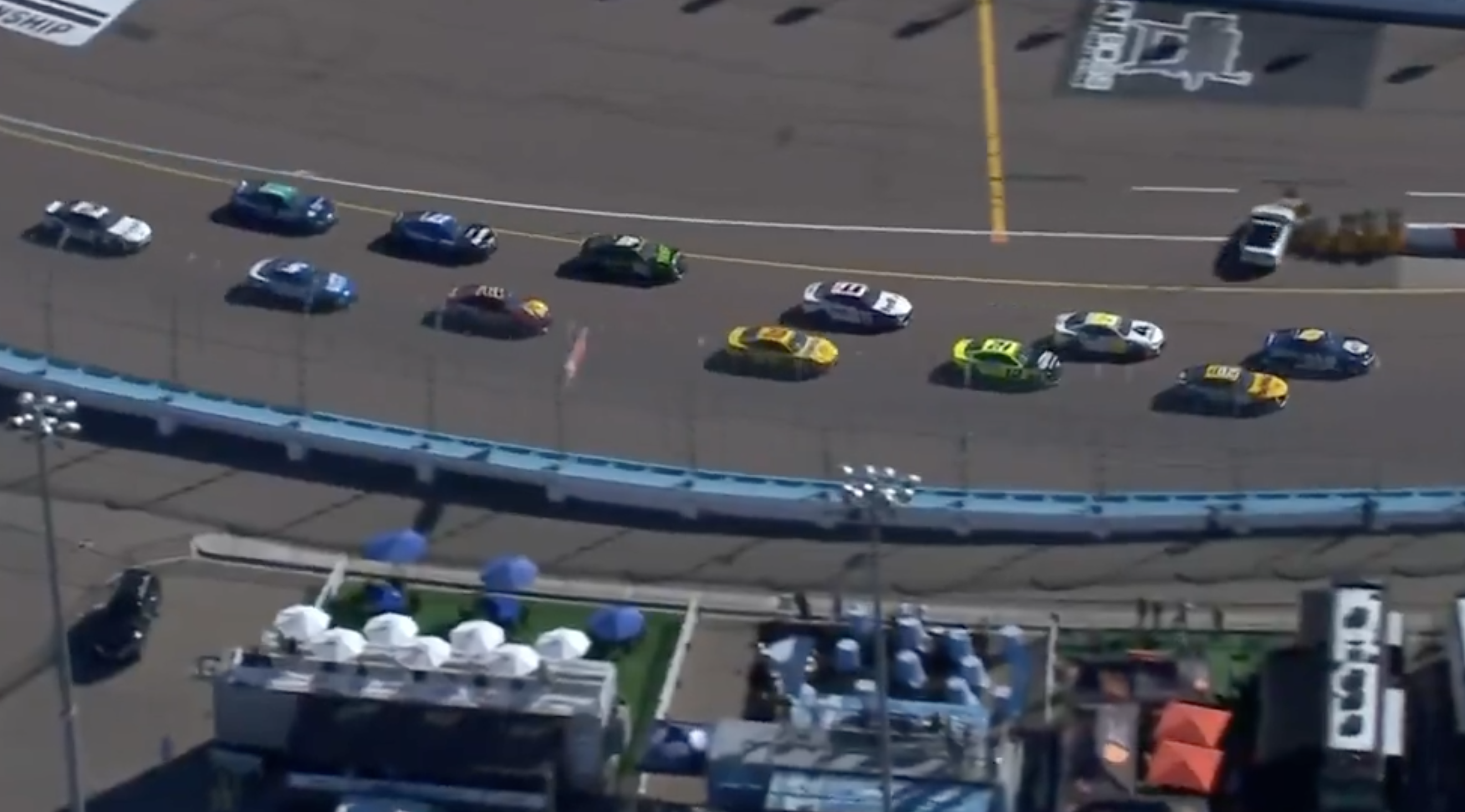 You are currently viewing NASCAR championship race briefly stopped after pace car crashes into sand barrels