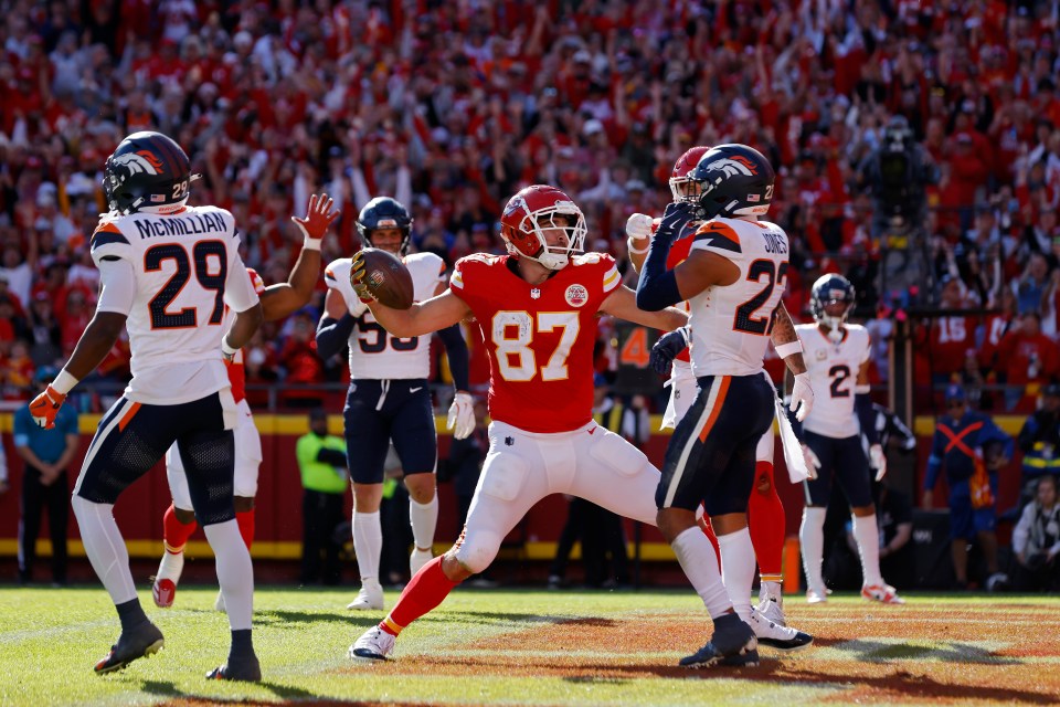 You are currently viewing Taylor Swift watches on as Travis Kelce equals incredible all-time Kansas City Chiefs record