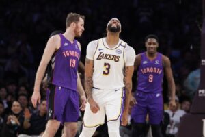 Read more about the article LeBron James racks up a triple-double, but Anthony Davis is injured in Lakers’ win