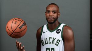 Read more about the article Bucks’ Khris Middleton reportedly medically cleared, ramping up for return to play