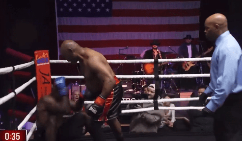 You are currently viewing 59-year-old who flattened Lennox Lewis scores brutal KO in comeback and calls out Jake Paul