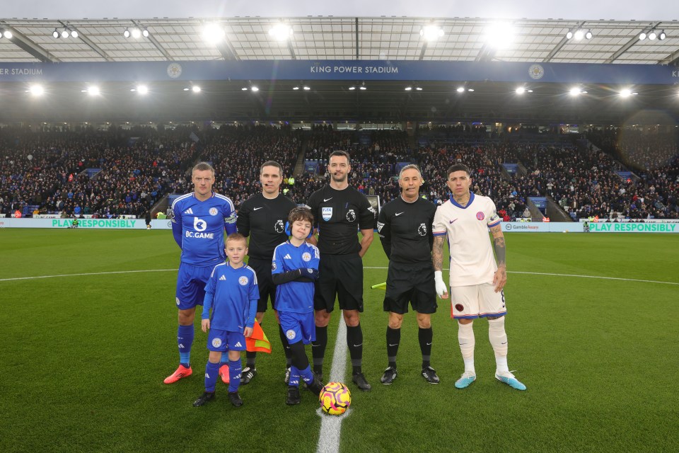 You are currently viewing Leicester vs Chelsea delayed as officials swap roles after rare incident