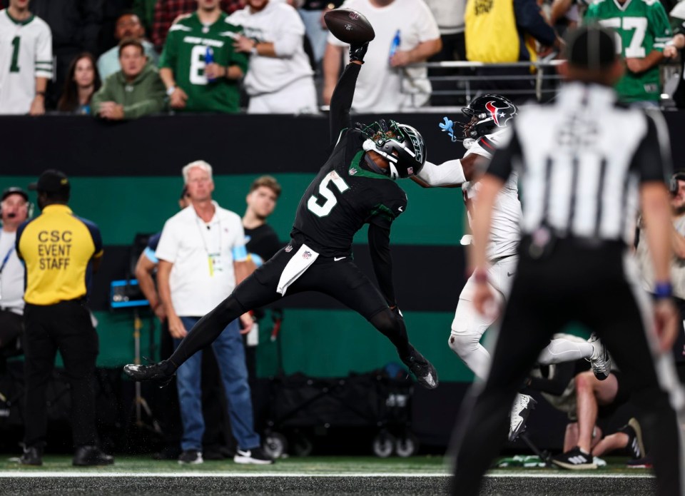 You are currently viewing ‘Give him the Jordan bag’ – Insane catch of the century goes viral as Garrett Wilson gets instant Michael Jordan comparison