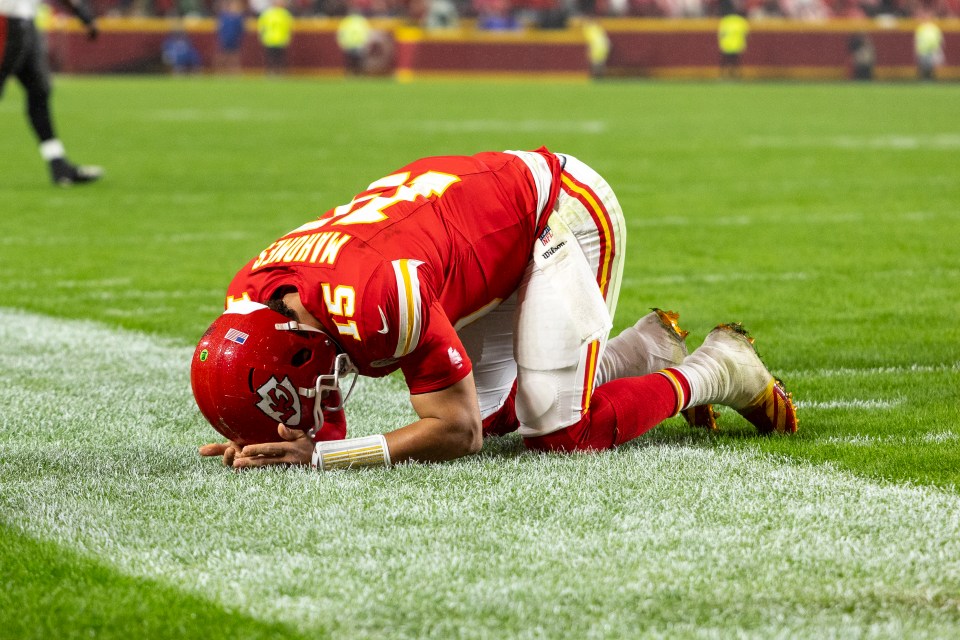 You are currently viewing ‘He wanted to fight me’ – Footage reveals exact moment injured Patrick Mahomes ignored Andy Reid and refused to leave game