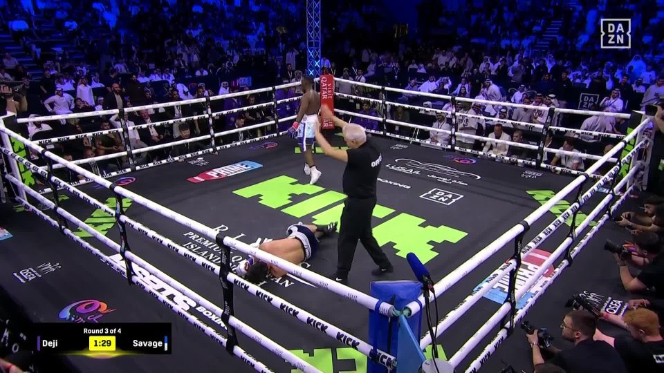 You are currently viewing KSI laughs as Deji scores bizarre KO of Dawood Savage who collapses in a heap without a punch landing