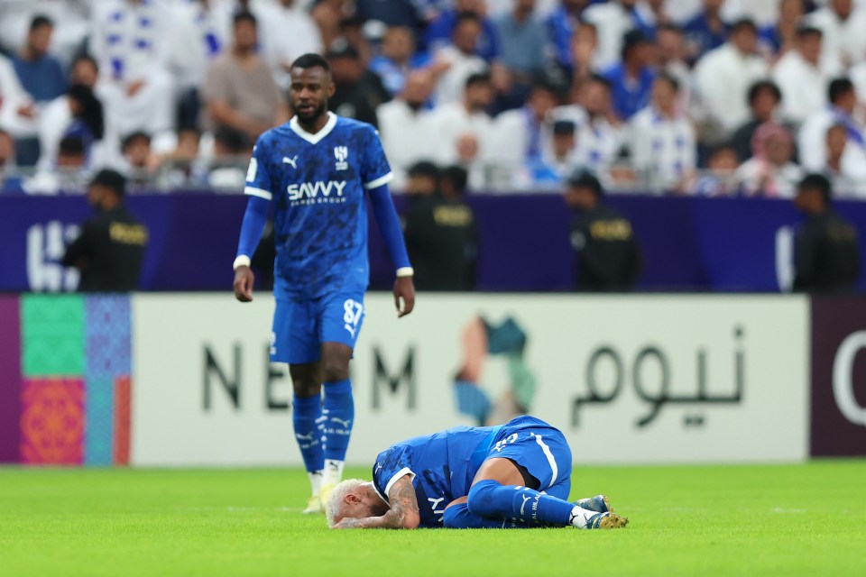 You are currently viewing Neymar issues four-word update after going off with hamstring injury as footage shows him lobbing shin pad in frustration