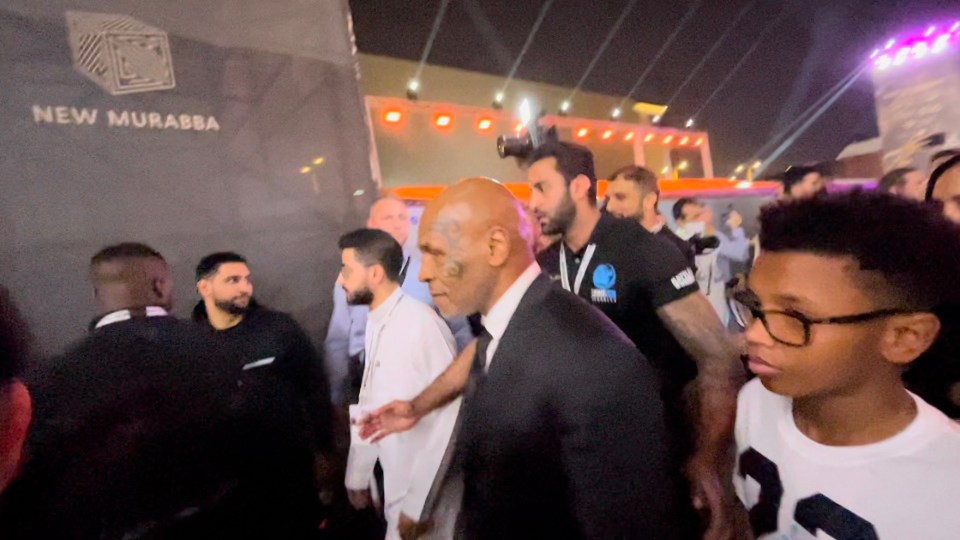 You are currently viewing ‘He might punch you’ – Amir Khan gave funny response when Mike Tyson interrupted his interview before Tyson Fury fight