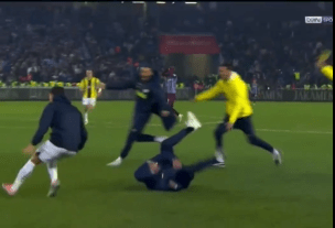 You are currently viewing Jose Mourinho hilariously falls when doing knee slide celebrating Fenerbahce’s last-gasp winner