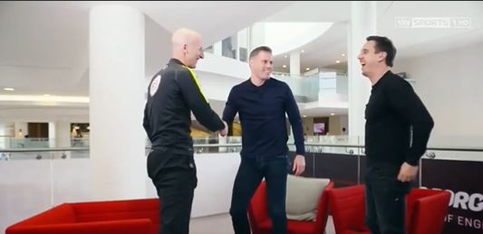 Read more about the article Arsenal fans rage at historic video of Gary Neville jokingly thanking referee for Man United game