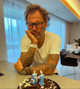 Read more about the article Liverpool legend looks unrecognisable as he shares birthday picture on social media