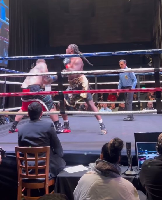 You are currently viewing Anthony Joshua’s former rival leaves opponent splattered on ropes in sensational and brutal first-round KO