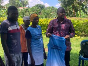 Read more about the article Sulaiman Kiwanuka donates sports gear to Kazinga football, netball teams