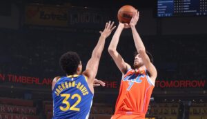 Read more about the article Holmgren helped off court in Warriors-Thunder with apparent injury