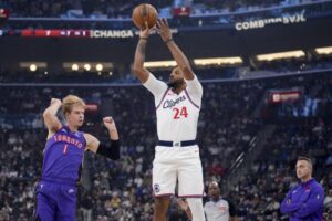 Read more about the article Clippers hold off late surge by Toronto to pick up fourth consecutive win