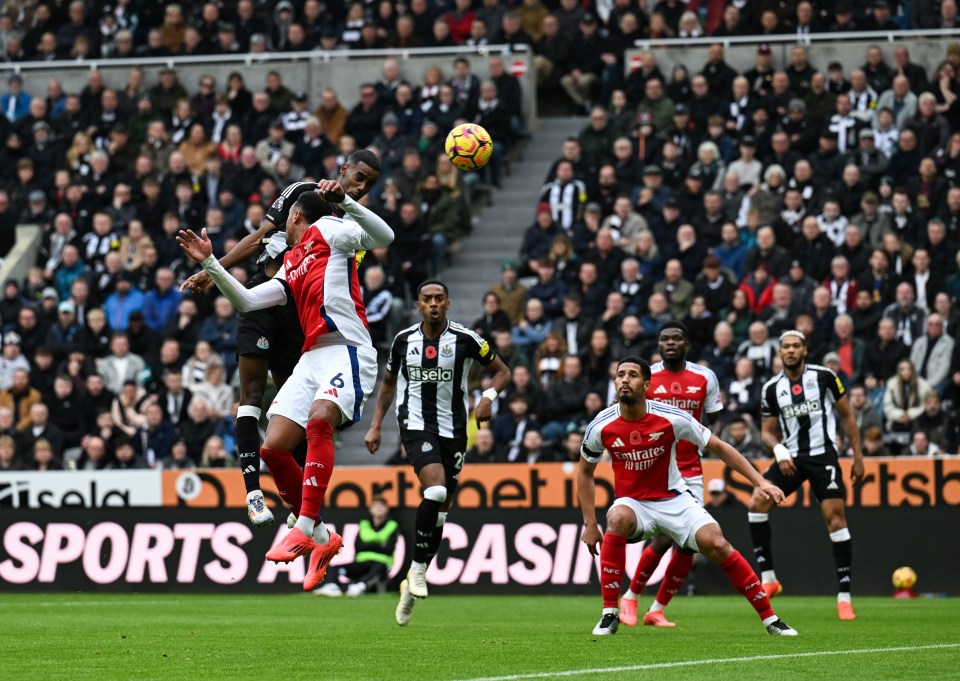 You are currently viewing ‘I apologise’ – Newcastle legend breaks TV studio celebrating Alexander Isak winner against Arsenal