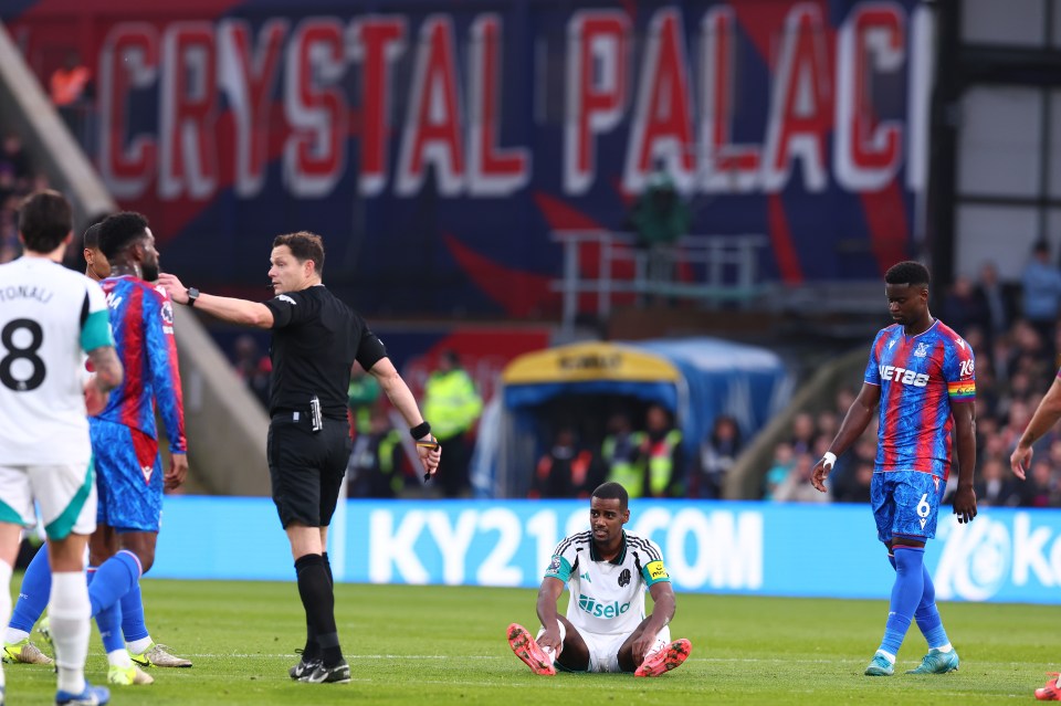 Read more about the article Newcastle boss Eddie Howe makes ‘puzzling’ decision following Alexander Isak injury at Crystal Palace