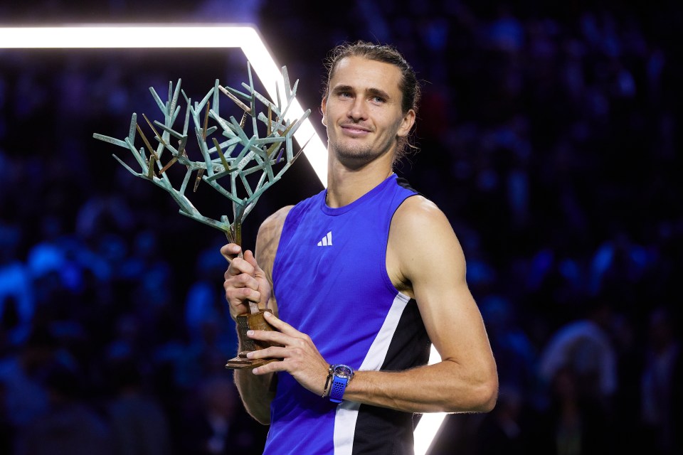 Read more about the article Roger Federer was forced to defend Alexander Zverev from baying crowd after controversial ATP Finals moment