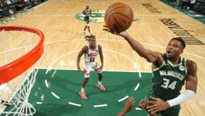 Read more about the article Antetokounmpo scores 41 points as Bucks beat Bulls