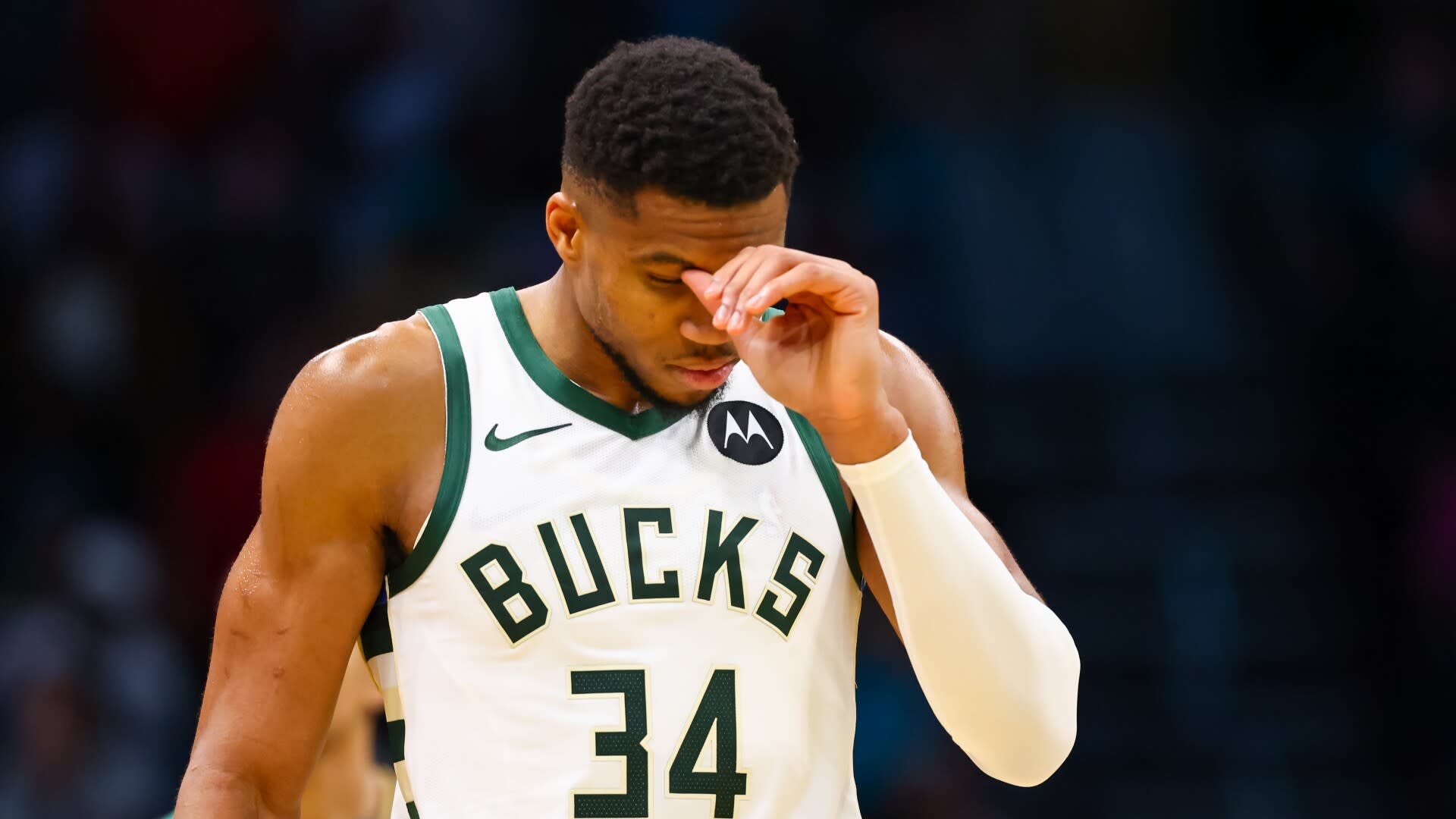 You are currently viewing Officials admit blown call on Giannis Antetokounmpo gave LaMelo Ball game-winning free throws