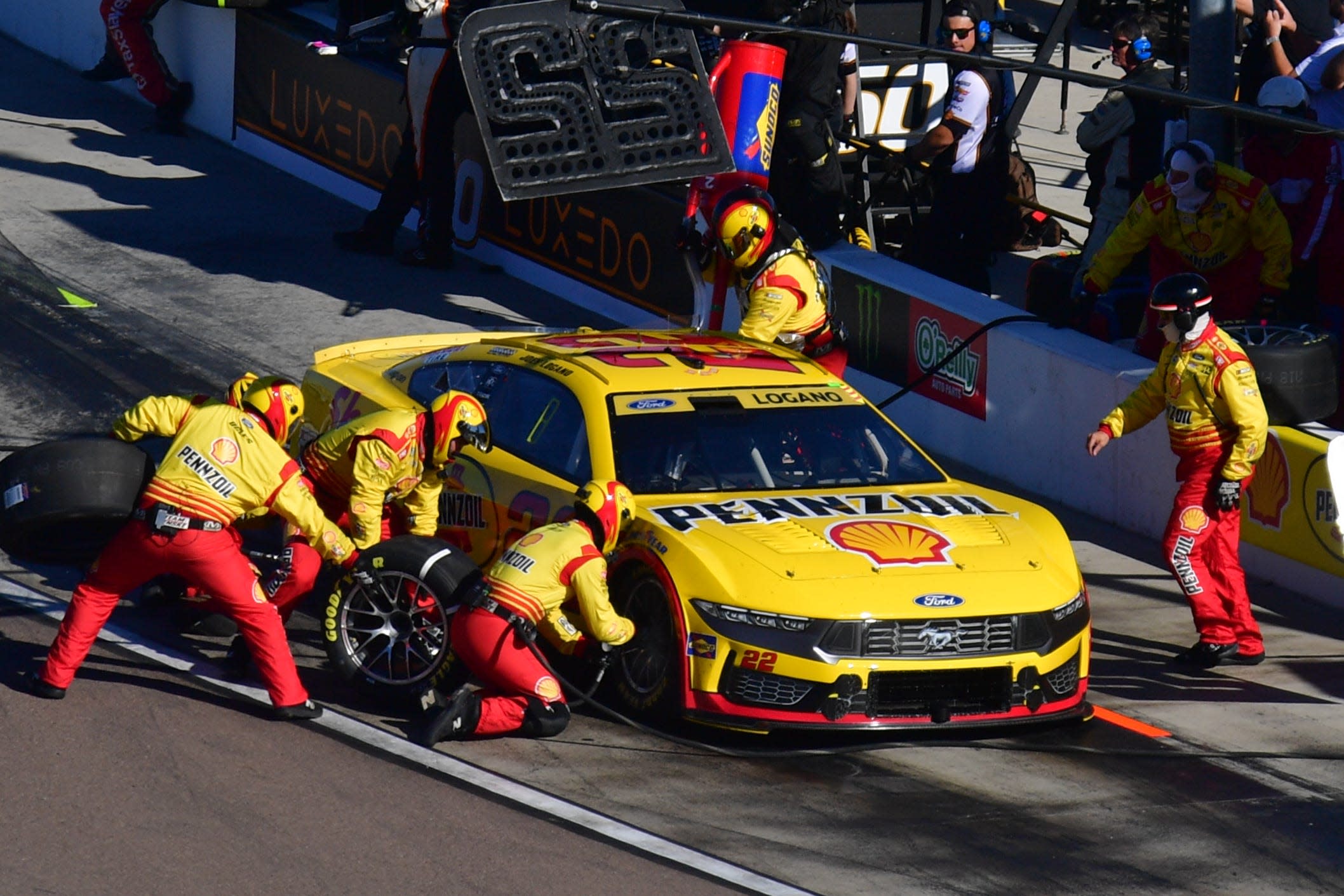 You are currently viewing Who won NASCAR Cup race at Phoenix? Winner and champion is Joey Logano, plus full results