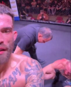 Read more about the article ‘Next-level disrespect’ – MMA fighter KO’s his opponent then taunts him by taking selfie video