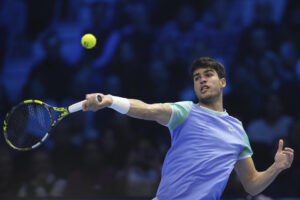 Read more about the article Alcaraz uses his drop shot to overcome physical issues and move back into contention at ATP Finals