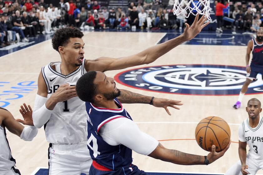 You are currently viewing Clippers surge in fourth-quarter comeback over Spurs for first win at Intuit Dome