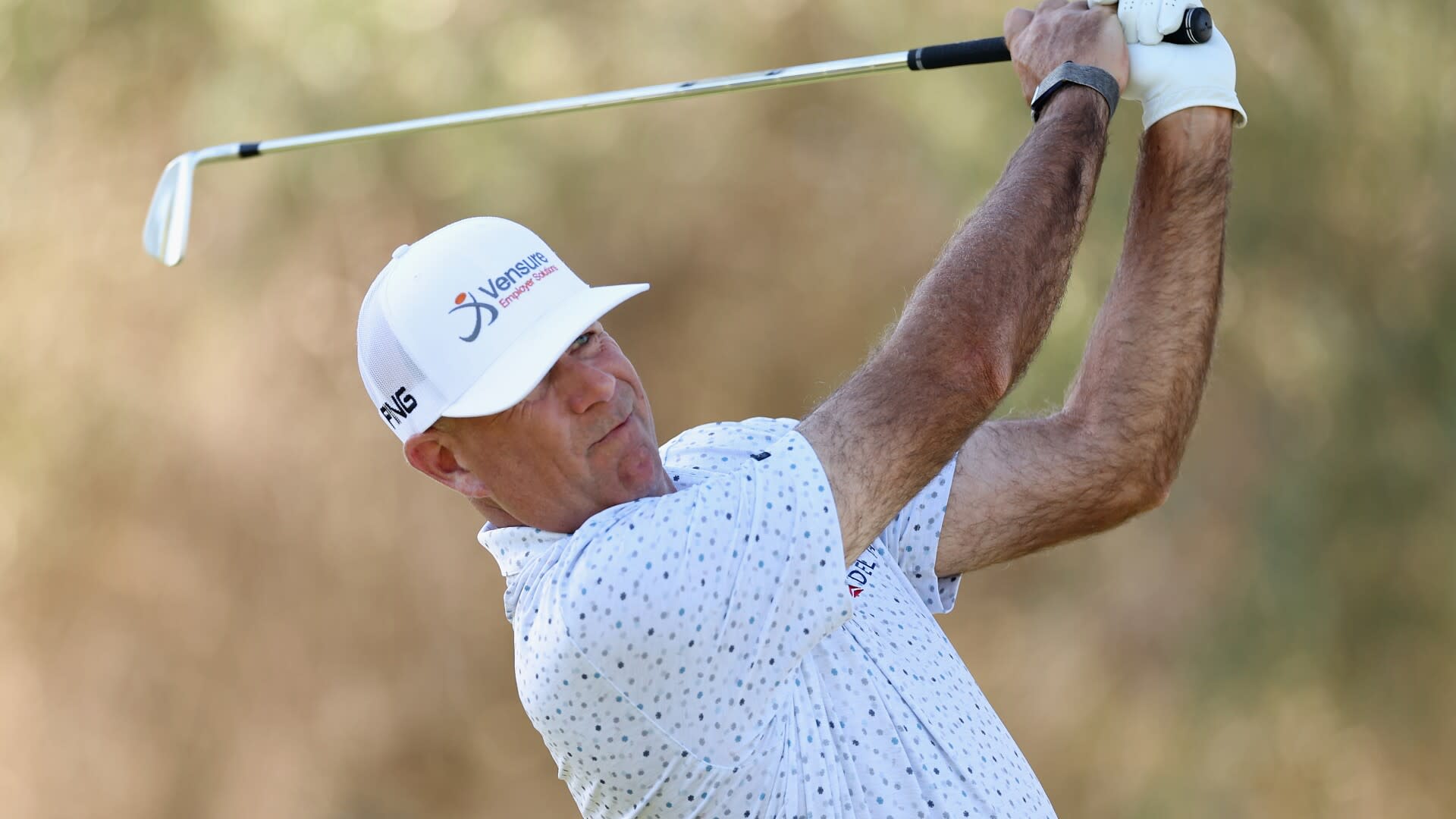 Read more about the article Stewart Cink leads Bernhard Langer, who beats his age by 3, at Champions finale