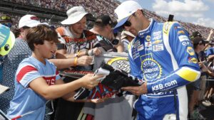 Read more about the article Chase Elliott wins NMPA Most Popular Award for seventh consecutive season