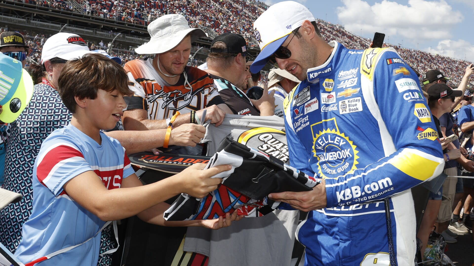 You are currently viewing Chase Elliott wins NMPA Most Popular Award for seventh consecutive season