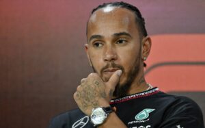 Read more about the article Bernie Ecclestone tells Lewis Hamilton to back out of Ferrari move if he is ‘fading’