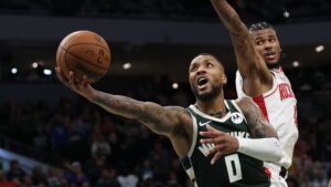 Read more about the article Giannis Antetokounmpo block, Damian Lillard game-winning layup give Bucks win over Rockets