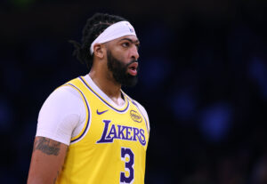 Read more about the article Lakers star Anthony Davis leaves early with eye injury after massive block in game vs. Raptors