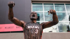 Read more about the article Dwyane Wade Sculptor Faces Critics, Recalls Response to MJ Bronze