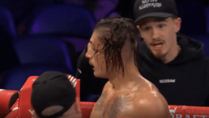 Read more about the article ‘I’m a cutman, not a barber!’ – Boxer gets impromptu haircut mid-fight and still wins