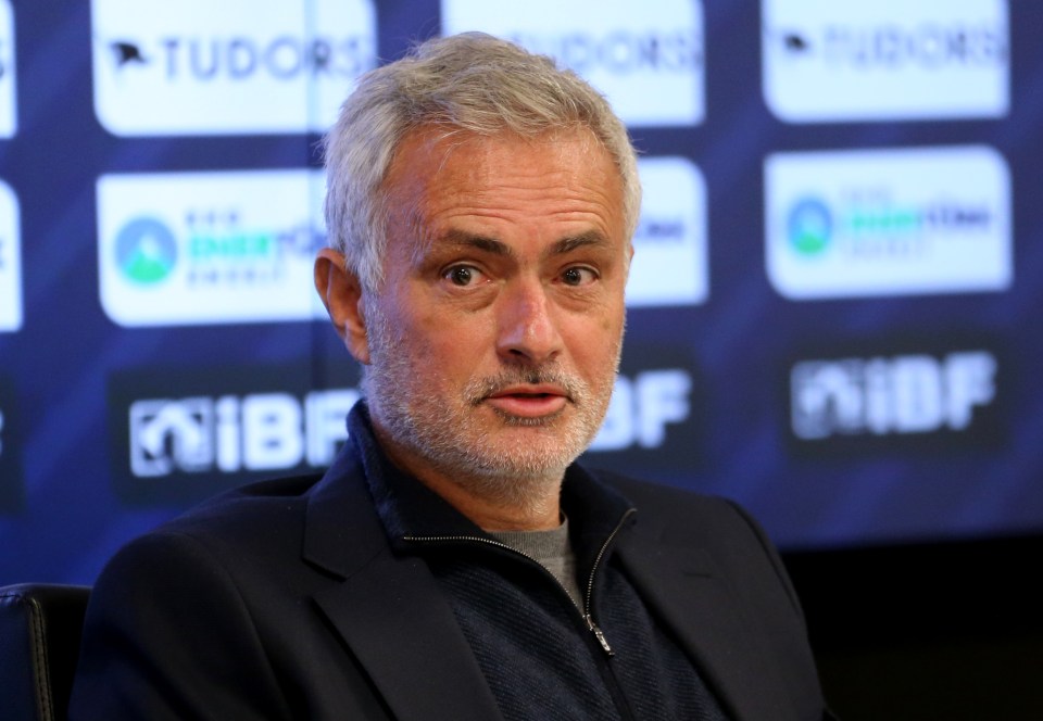 You are currently viewing Jose Mourinho responds to ‘ridiculous’ Cristiano Ronaldo rumours but makes ex-Real Madrid man an offer