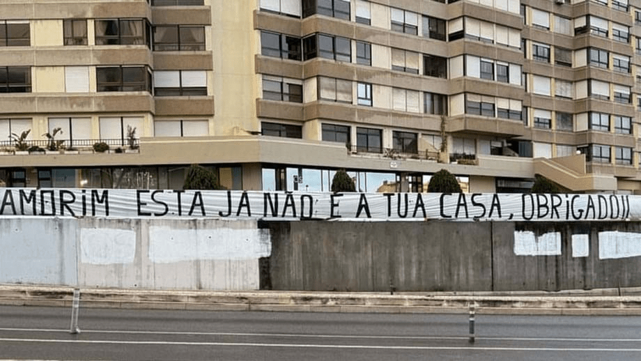 You are currently viewing Sporting Lisbon fans aim salty banner at Ruben Amorim as new Manchester United boss gets mixed reception from fans