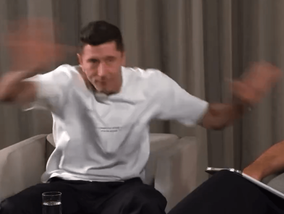 Read more about the article ‘Forget!’ – Rio Ferdinand cracks up at Robert Lewandowski’s hilarious impression of Pep Guardiola