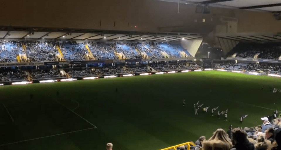 You are currently viewing ‘You’re not in Ibiza!’ – Footage shows Millwall fans booing their own new pre-match light show