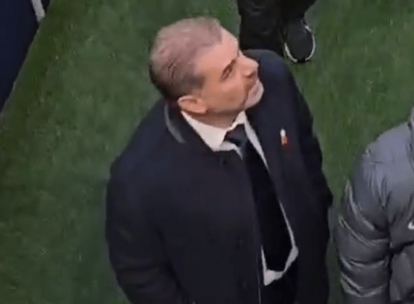 You are currently viewing Ange Postecoglou appears to stare down fan as Tottenham booed off after Ipswich defeat