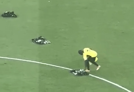 You are currently viewing Footage shows ‘humble’ N’Golo Kante cleaning pitch up after fan delay tactic as ex-Chelsea star shows his class once again