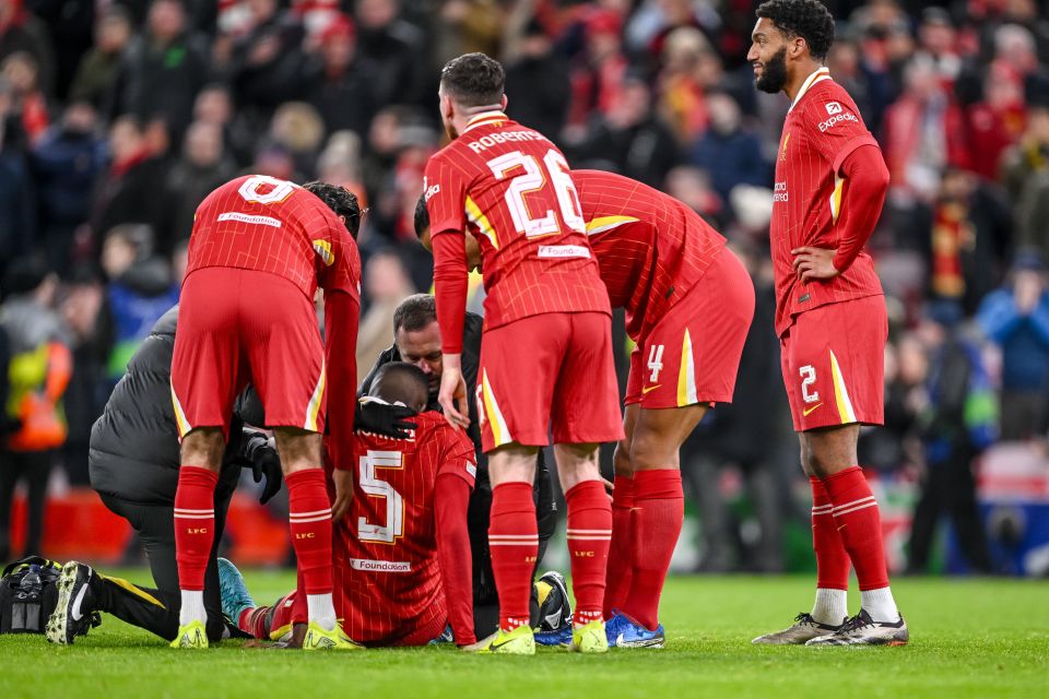 Read more about the article Liverpool star sparks fear he could miss Man City clash after hobbling off pitch against Real Madrid