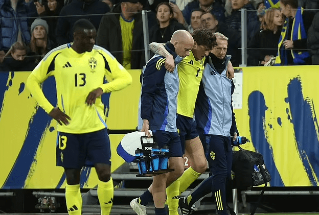 You are currently viewing Ruben Amorim handed first Manchester United injury blow as player limps off during international game