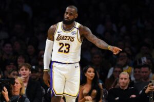 Read more about the article LeBron James breaks his own record and singles out fan as fans make same joke