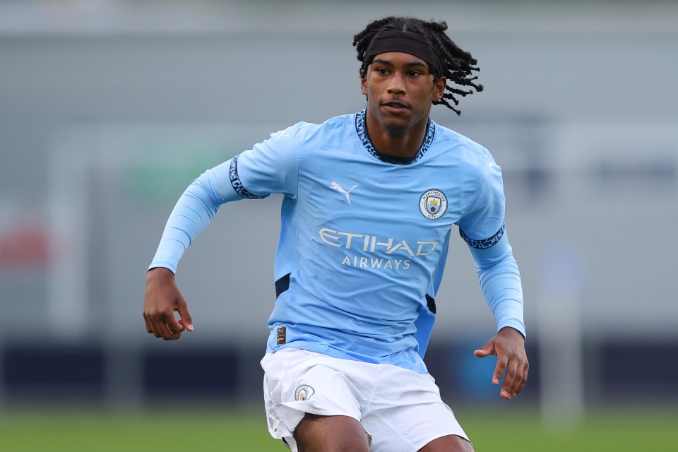 You are currently viewing England legend’s son scores stunning 22-minute hat-trick for Manchester City youth team after half-time substitution