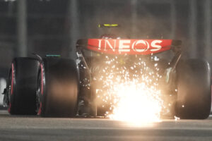 Read more about the article Lewis Hamilton qualifies 18th for his last race with Mercedes in F1